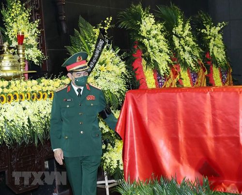  Đại tướng Phan Văn Giang, Phó Bí thư Quân ủy Trung ương, Bộ trưởng Bộ Quốc phòng dẫn đầu viếng Đại tướng Phùng Quang Thanh. (Ảnh: Trọng Đức/TTXVN)