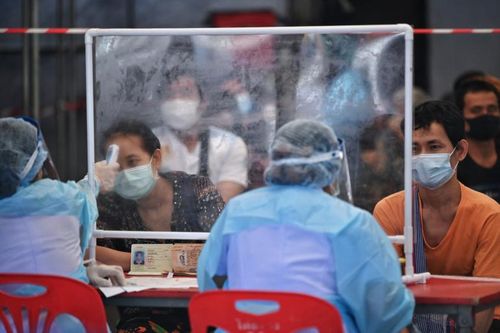 Lao động nhập cư đăng ký xét nghiệm tại một phòng khám COVID-19 ở Pathum Thani, phía bắc Bangkok. Ảnh: AFP