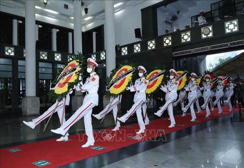 Các Bộ, Ban, ngành, cơ quan đoàn thể Trung ương cùng các tỉnh, thành phố viếng Đại tướng Phùng Quang Thanh. Ảnh: Trọng Đức/TTXVN