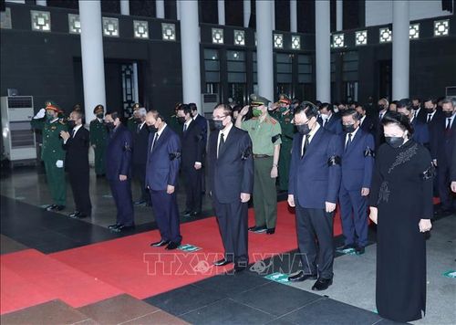 Đoàn các đồng chí lãnh đạo Đảng, Nhà nước do Chủ tịch nước Nguyễn Xuân Phúc dẫn đầu viếng Đại tướng Phùng Quang Thanh. Ảnh: Trọng Đức/TTXVN