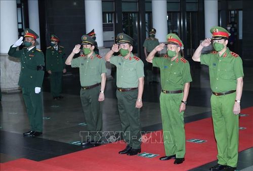 Đoàn Đảng ủy Công an Trung ương và Bộ Công an do Trung tướng, Thứ trưởng Bộ Công an Trần Quốc Tỏ dẫn đầu viếng Đại tướng Phùng Quang Thanh. Ảnh: Trọng Đức/TTXVN
