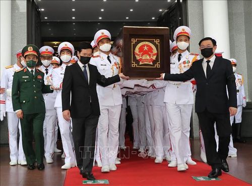Chủ tịch Quốc hội Vương Đình Huệ và Thường trực Ban Bí thư Võ Văn Thưởng thực hiện nghi thức di quan Đại tướng Phùng Quang Thanh. Ảnh: Trọng Đức/TTXVN