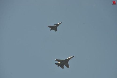 JAS 39C/D và J-11A dĩ nhiên thua kém nhiều so với JAS-39NG và Su-30/35, tuy vậy màn đối đầu này cũng có thể cung cấp cái nhìn sơ lược về tính năng kỹ chiến thuật của hai dòng tiêm kích tối tân nhất hiện nay.