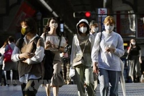 Người dân đeo khẩu trang phòng dịch COVID-19 tại Osaka, Nhật Bản ngày 9/9/2021. (Ảnh: Kyodo/TTXVN)