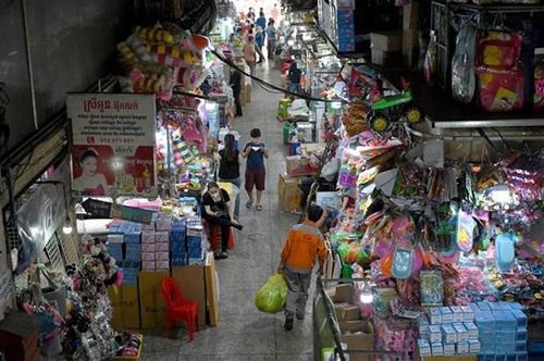Bên trong một khu chợ ở Phnom Penh (Cambodia), ngày 17/3/2021. (Ảnh: AFP/TTXVN)