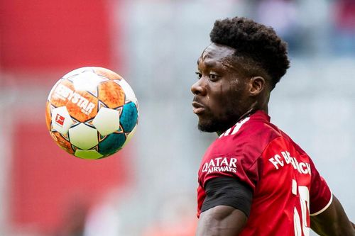 Đá hậu vệ trái trong sơ đồ này là Alphonso Davies của Bayern Munich (70 triệu bảng)