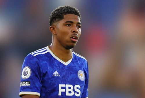 Chơi ở giữa trong sơ đồ 3 hậu vệ là Wesley Fofana (Leicester City), người có giá 40 triệu bảng