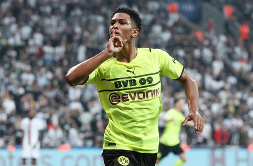 Cặp tiền vệ trung tâm rất đáng gờm với Jude Bellingham (Dortmund, 55 triệu bảng)...