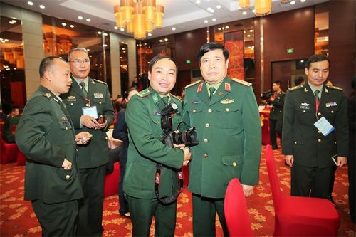Tác giả chụp ảnh lưu niệm với Đại tướng Phùng Quang Thanh tại buổi họp báo sau khi kết thúc Chương trình Giao lưu hữu nghị Quốc phòng biên giới Việt - Trung lần thứ 2, năm 2015. Ảnh: Quốc Phong