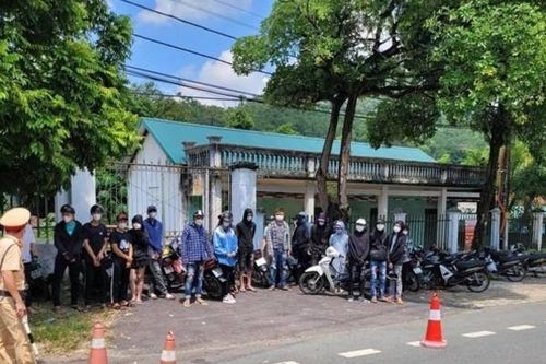 Nhóm thanh niên bị công an bắt giữ