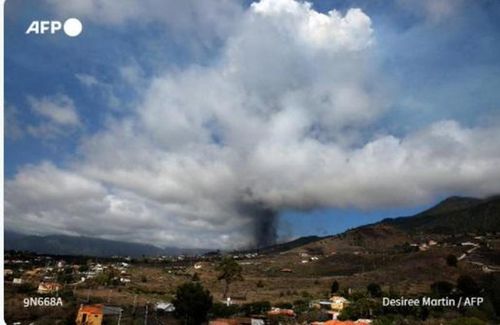 Cột khói bụi được thấy từ miệng núi lửa đang phun trào ở La Palma. Ảnh: AFP