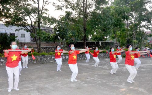 Câu lạc bộ dưỡng sinh Hội NCT phường Tân Quang (TP Tuyên Quang) tham gia tập luyện, nâng cao sức khỏe.