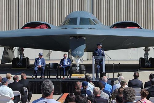 Trong khi đó, đồng hồ đếm ngược đến chuyến bay đầu tiên của B-21 Raider đang được bật. Nếu tiếp tục theo lịch trình, chiếc đầu tiên sẽ cất cánh vào nửa đầu năm 2022 và dự kiến sẽ đi vào hoạt động trong khoảng thời gian từ năm 2026 đến năm 2027.