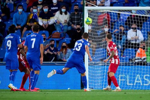  Khi hiệp một chuẩn bị kết thúc, Getafe gây bất ngờ khi làm tung mành lưới đội khách. Từ đường kiến tạo của Maksimovic, Stefan Mitrovic dứt điểm cận thành không cho thủ môn Jan Oblak cơ hội cản phá. 