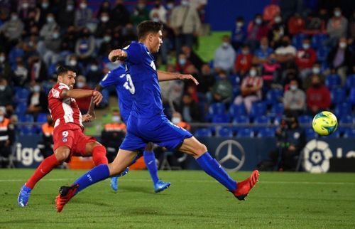  Atletico Madrid tận dụng lợi thế hơn người để gây sức ép. Phút 78, Suarez chạy chỗ, khống chế gọn đường chuyền của Hermoso rồi tung cú sút hiểm hóc trong vùng cấm đánh bại thủ thành Soria. 