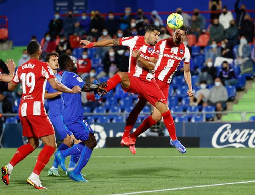  Khi các phương án tấn công bế tắc, Atletico Madrid lại phải cậy nhờ vào khả năng tạo đột biến của Suarez. Phút 69, cựu tiền đạo Barca khiến CĐV đội chủ nhà thót tim với pha đánh đầu đưa bóng đi trúng xà. 