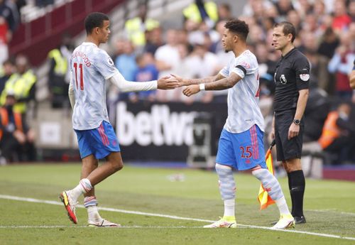  Sancho bị đẩy lên băng ghế dự bị ở trận gặp West Ham. Ảnh: Reuters. 