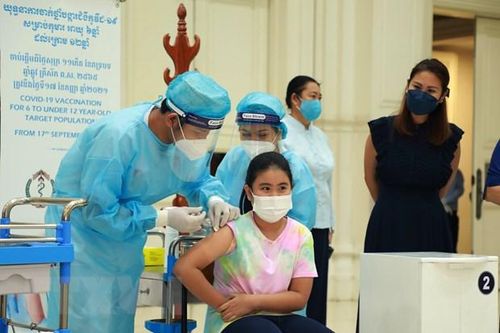 Tiêm vaccine ngừa COVID-19 tại Phnom Penh, Campuchia, ngày 17/9/2021. (Ảnh: THX/TTXVN)