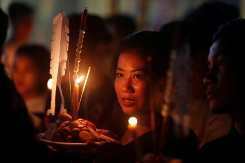 Người dân Campuchua dâng đồ cúng cho người thân đã khuất trong ngày đầu của lễ Pchum Ben tại Phnom Penh, Campuchia vào ngày 25/9/2018. Ảnh: Reuters.