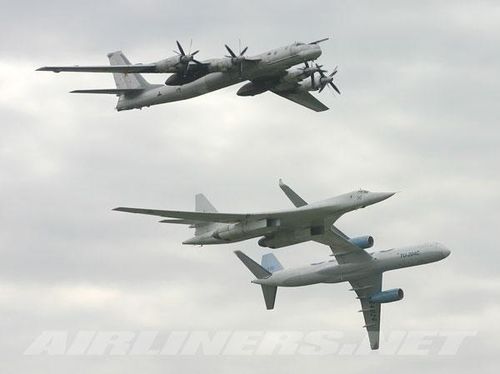 Trong khi đó, máy bay ném bom chiến lược mang tên lửa Tu-160 gia nhập Không quân Liên Xô từ năm 1987. Đây là chiếc phi cơ độc nhất vô nhị, nó là máy bay siêu thanh và có đôi cánh thay đổi hình dạng lớn nhất trong lịch sử hàng không quân sự.