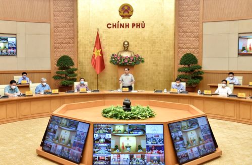 Thủ tướng chủ trì cuộc họp trực tuyến với các địa phương. Ảnh: VGP/Nhật Bắc.