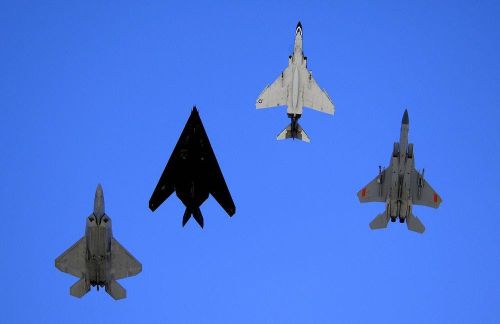 Các chiến đấu cơ của Mỹ bao gồm F-22, F-117, F-4 và F-15