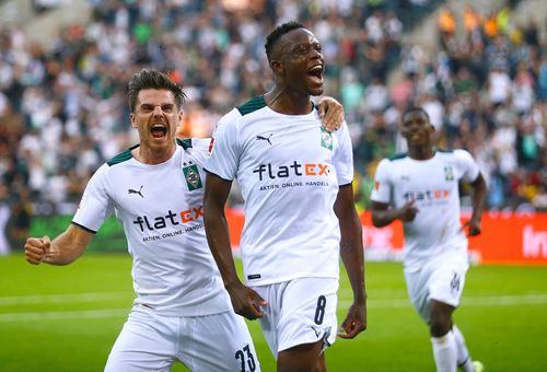  Đây là bàn thứ hai mà tiền vệ người Thụy Sĩ ghi được ở Bundesliga 2020/21. Trước đó, Zakaria đã lập công trong cuộc đối đầu Arminia Bielefeld. Bàn thắng cùng màn trình diễn ấn tượng giúp anh được bầu chọn là cầu thủ hay nhất trận. 