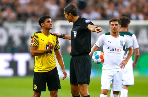  Dahoud cố gắng phân trần với trọng tài chính nhưng quyết định không được thay đổi. Dortmund chấp nhận thi đấu với 10 người trong suốt 60 phút. 