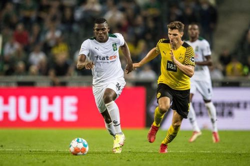  Trong thời gian còn lại, Monchengladbach tạo ra hàng loạt cơ hội nguy hiểm về phía khung thành Dortmund. Tuy nhiên, Breel Embolo (trái) và các đồng đội lại dứt điểm thiếu sắc bén. Họ tạo ra 15 pha dứt điểm nhưng chỉ có đúng 3 lần đưa bóng đi trúng đích. 