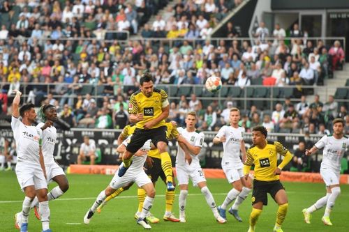  Dù vậy, Dortmund vẫn là đội tạo ra những cơ hội đầu tiên của trận đấu. Phút thứ 6, Mats Hummels đánh đầu tung lưới Monchengladbach nhưng bàn thắng không được công nhận vì anh đã rơi vào thế việt vị. 