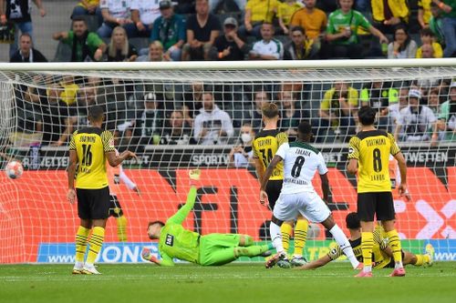  Sau đó, Monchengladbach vùng lên. Họ tạo ra nhiều cơ hội nguy hiểm hơn Dortmund và có những phương án tấn công khá đa dạng như đánh biên, trung lộ. Từ một tình huống phối hợp nhanh ở phút 37, Denis Zakaria mở tỷ số cho đội chủ nhà sau pha dứt điểm trong vùng cấm. Trước đó, các hậu vệ Dortmund cũng đã phá bóng không dứt khoát. 
