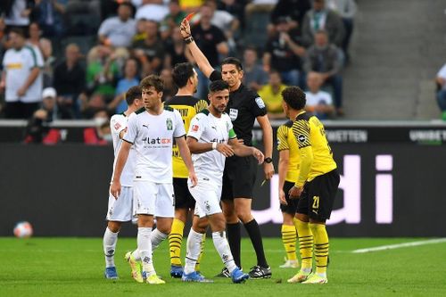  Sau bàn thua, Dortmund còn chịu tổn thất về lực lượng khi tiền vệ Mahmoud Dahoud nhận thẻ vàng thứ hai và rời sân. Anh lần lượt nhận thẻ trong các phút thứ 10 và 40. 