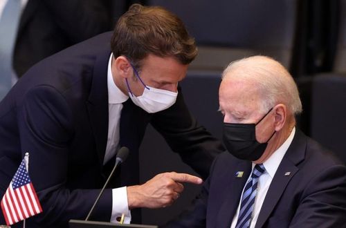 Tổng thống Pháp Emmanuel Macron và Tổng thống Mỹ Joe Biden tại một hội nghị thượng đỉnh của NATO tại Bỉ hôm 14/6. (Nguồn: Getty Images)