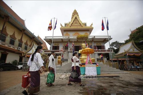 Người dân đeo khẩu trang phòng lây nhiễm COVID-19 tại Phnom Penh, Campuchia. Ảnh tư liệu: THX/TTXVN
