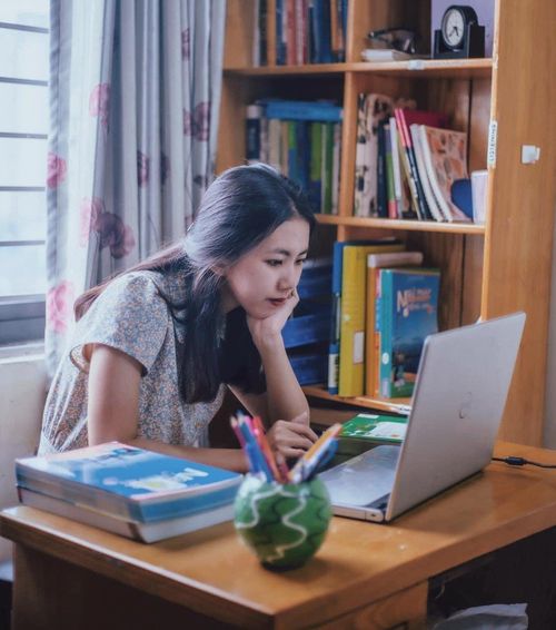 Minh Anh thích làm việc tại nhà bởi ngại giao tiếp liên tục với người khác.