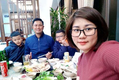 Nhung lo lắng khi 2 con phải tự học online ở nhà mà không có ba mẹ kèm cặp.