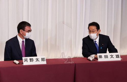 Ông Kono Taro (trái) và ông Kishida Fumio là hai ứng cử viên hàng đầu cho vị trí Chủ tịch đảng LDP. (Nguồn: Reuters)