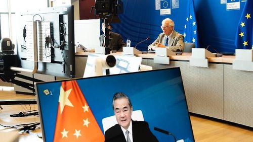 Ngoại trưởng Trung Quốc Vương Nghị và Đại diện cấp cao EU phụ trách chính sách an ninh và đối ngoại Josep Borrel trong vòng đối thoại chiến lược ngày 28/9. (Nguồn: EBS)