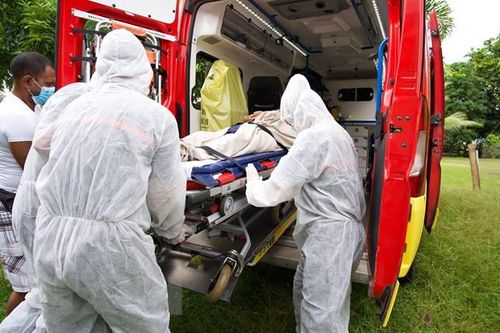 Chuyển bệnh nhân nhiễm COVID-19 tới bệnh viện ở Polynesia, Pháp, ngày 8/9/2021. (Ảnh: AFP/TTXVN)