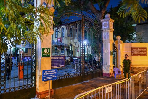Các cổng ra vào Bệnh viện Hữu nghị Việt Đức bị phong tỏa sau khi ghi nhận ca nhiễm nCoV. Bệnh nhân, người nhà, cán bộ y tế đều được yêu cầu ở lại bệnh viện. Ảnh: Việt Linh.