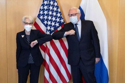 Thứ trưởng Ngoại giao Mỹ Wendy Sherman và Thứ trưởng Ngoại giao Nga Sergey Ryabkov trước cuộc họp lần thứ nhất của Đối thoại ổn định chiến lược Mỹ-Nga tại Geneva. Ảnh: Tư liệu.