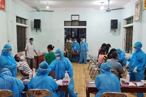 Lấy mẫu test nhanh nCoV tại phường Nghi Hải, thị xã Cửa Lò