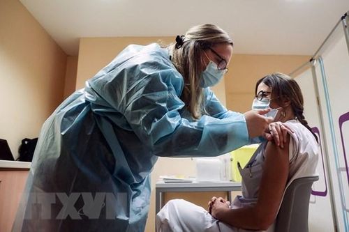 Nhân viên y tế tiêm vaccine ngừa COVID-19 tại Liege, Bỉ. (Ảnh: AFP/TTXVN)