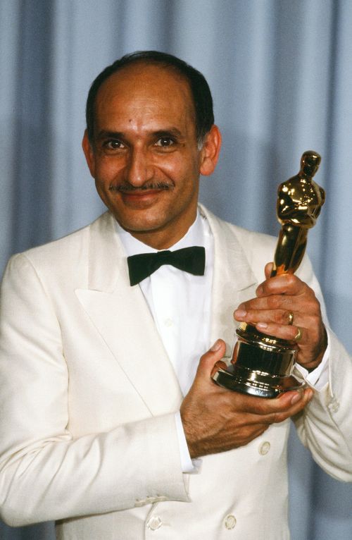 Đại cảnh đám tang trong Gandhi (1982) và Ben Kingsley bên tượng vàng Oscar cho Nam diễn viên chính xuất sắc năm 1983. Ảnh: IMDb.