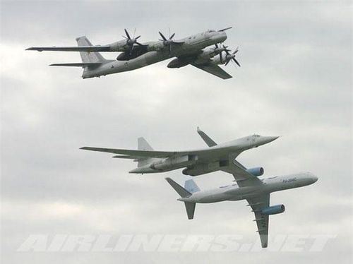 Trong khi đó, máy bay ném bom chiến lược mang tên lửa Tu-160 gia nhập Không quân Liên Xô từ năm 1987. Đây là chiếc phi cơ độc nhất vô nhị, nó là máy bay siêu thanh và có đôi cánh thay đổi hình dạng lớn nhất trong lịch sử hàng không quân sự.