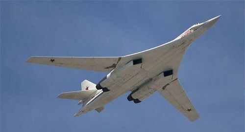 Tốc độ tối đa của Tu-160 là 2.230 km/h, tốc độ hành trình 850 km/h, trọng lượng cất cánh tối đa 275 tấn. Phạm vi bay không cần tiếp nhiên liệu trên không đạt 13.950 km.