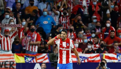Suarez ăn mừng chế giễu HLV Koeman vì đã loại anh khỏi đội hình Barca mùa trước.