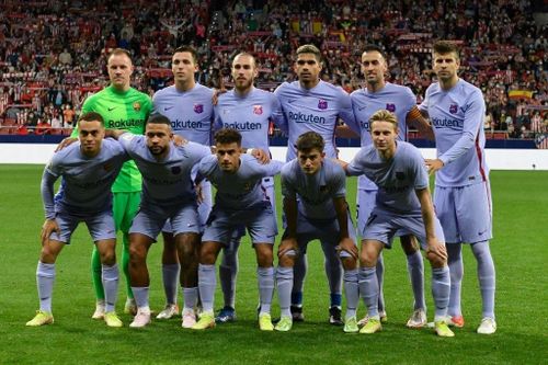  Trận thua bạc nhược trước Benfica buộc HLV Ronald Koeman phải đưa ra những thay đổi. Nhà cầm quân người Hà Lan đổi sơ đồ 3-5-2 thành 4-2-3-1 đồng thời gây bất ngờ khi trao cơ hội cho hai tiền vệ trẻ Nicolas Gonzalez (sinh năm 2002) và Gavi (sinh năm 2004). 
