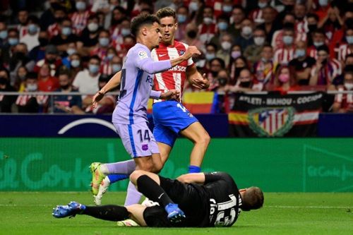  CLB xứ Catalonia thua thiệt trước đối thủ cả về chiến thuật lẫn tinh thần thi đấu. Ngay cả khi Atletico Madrid mắc sai lầm, Philippe Coutinho cũng không thể mang về bàn rút ngắn tỷ số. Phút 60, cựu tiền vệ Liverpool dứt điểm quá hiền khi trước mặt chỉ còn thủ môn Jan Oblak. 