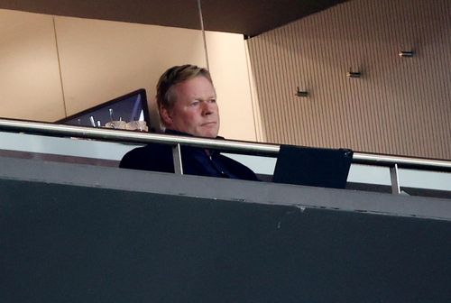  Vẻ mặt thẫn thờ của HLV Koeman trên khán đài. Ở trận này, ông không thể trực tiếp chỉ đạo mà chỉ có thể liên lạc với trợ lý thông qua điện thoại. 